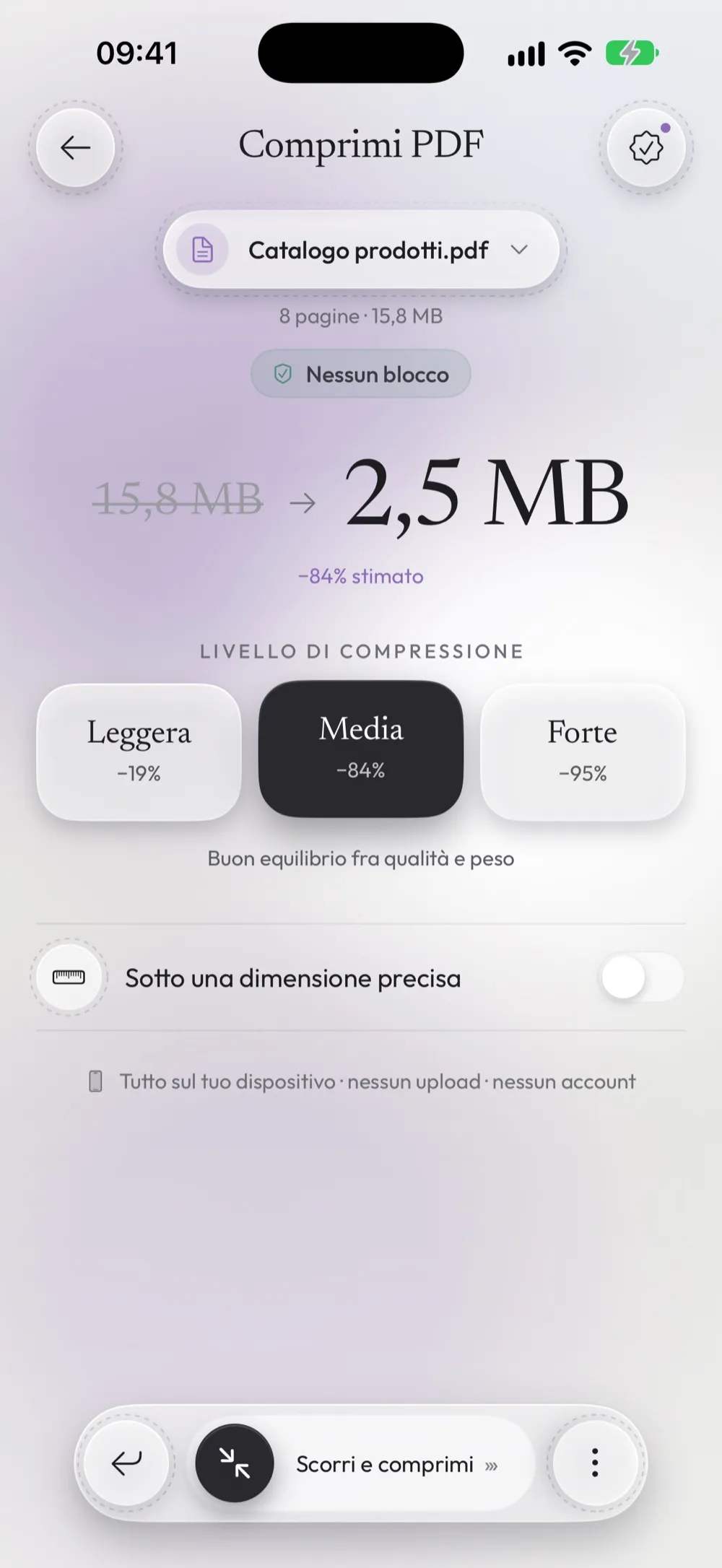 Le opzioni di Comprimi PDF con Leggera, Media e Forte e il peso stimato per ognuna